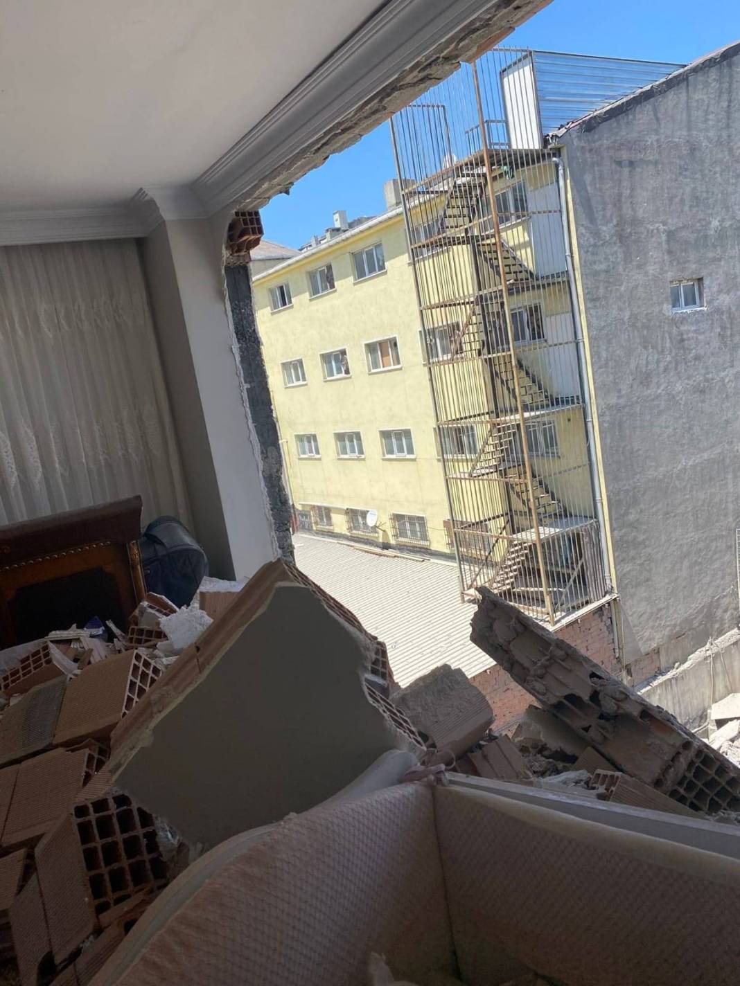 Evde otururken felaketi yaşadılar: Her yer bir anda toz duman oldu! Can havliyle dışarı fırladılar 5